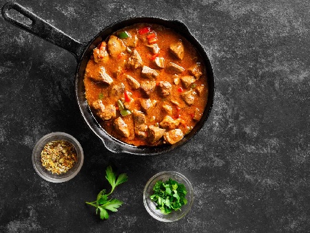 Пиле по ловджийски с гъби печурки, кисели краставички и бекон на тиган - снимка на рецептата